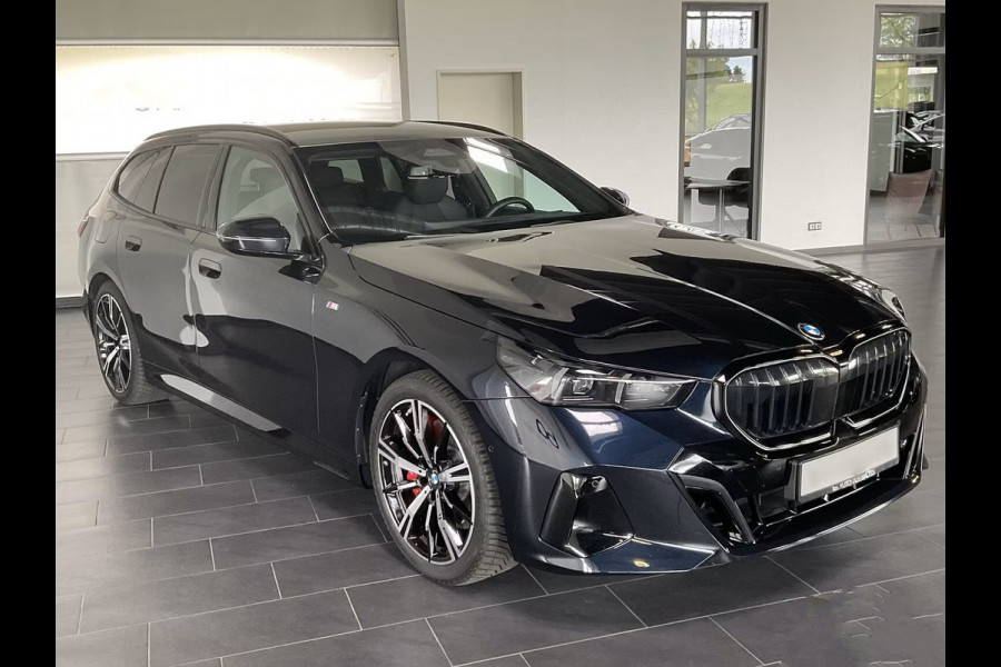 BMW 5 Serie Touring 540d xDrive M-SPORT Pro ** LED, PANORAMA, LEDER, 20-inch LMV, ICONIC GLOW, TREKH ** Ex BMW - € 25.900 onder NP ** ** INFORMEER OOK NAAR ONZE AANTREKKELIJKE FINANCIAL-LEASE TARIEVEN **