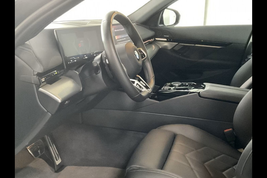 BMW 5 Serie Touring 540d xDrive M-SPORT Pro ** LED, PANORAMA, LEDER, 20-inch LMV, ICONIC GLOW, TREKH ** Ex BMW - € 25.900 onder NP ** ** INFORMEER OOK NAAR ONZE AANTREKKELIJKE FINANCIAL-LEASE TARIEVEN **