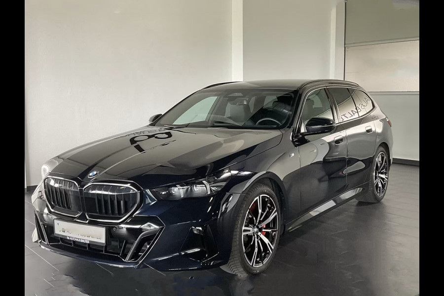 BMW 5 Serie Touring 540d xDrive M-SPORT Pro ** LED, PANORAMA, LEDER, 20-inch LMV, ICONIC GLOW, TREKH ** Ex BMW - € 25.900 onder NP ** ** INFORMEER OOK NAAR ONZE AANTREKKELIJKE FINANCIAL-LEASE TARIEVEN **