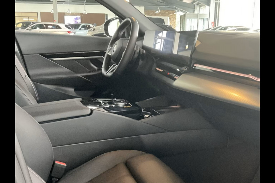 BMW 5 Serie Touring 540d xDrive M-SPORT Pro ** LED, PANORAMA, LEDER, 20-inch LMV, ICONIC GLOW, TREKH ** Ex BMW - € 25.900 onder NP ** ** INFORMEER OOK NAAR ONZE AANTREKKELIJKE FINANCIAL-LEASE TARIEVEN **