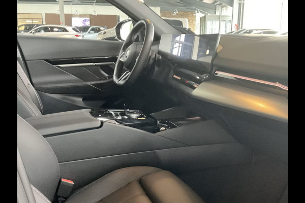 BMW 5 Serie Touring 540d xDrive M-SPORT Pro ** LED, PANORAMA, LEDER, 20-inch LMV, ICONIC GLOW, TREKH ** Ex BMW - € 25.900 onder NP ** ** INFORMEER OOK NAAR ONZE AANTREKKELIJKE FINANCIAL-LEASE TARIEVEN **