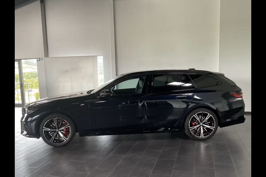BMW 5 Serie Touring 540d xDrive M-SPORT Pro ** LED, PANORAMA, LEDER, 20-inch LMV, ICONIC GLOW, TREKH ** Ex BMW - € 25.900 onder NP ** ** INFORMEER OOK NAAR ONZE AANTREKKELIJKE FINANCIAL-LEASE TARIEVEN **