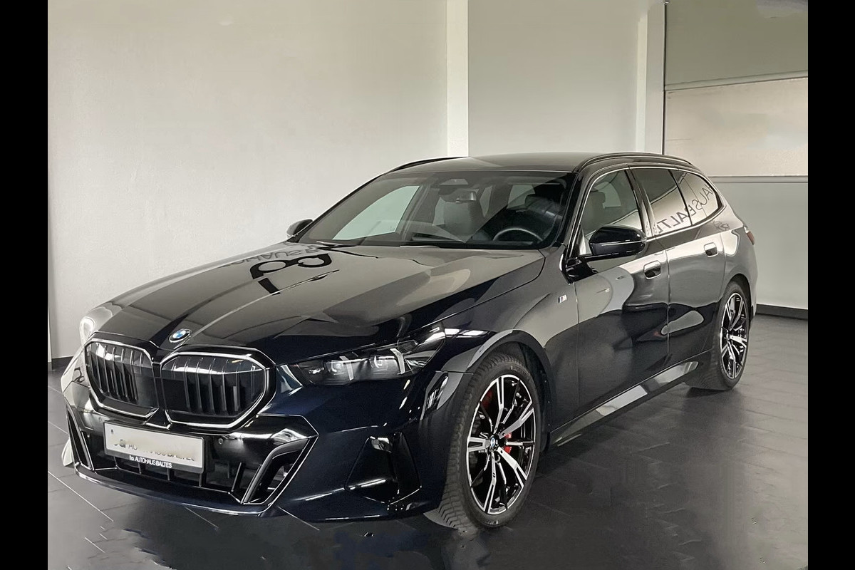 BMW 5 Serie Touring 540d xDrive M-SPORT Pro ** LED, PANORAMA, LEDER, 20-inch LMV, ICONIC GLOW, TREKH ** Ex BMW - € 26.800 onder NP ** ** INFORMEER OOK NAAR ONZE AANTREKKELIJKE FINANCIAL-LEASE TARIEVEN **
