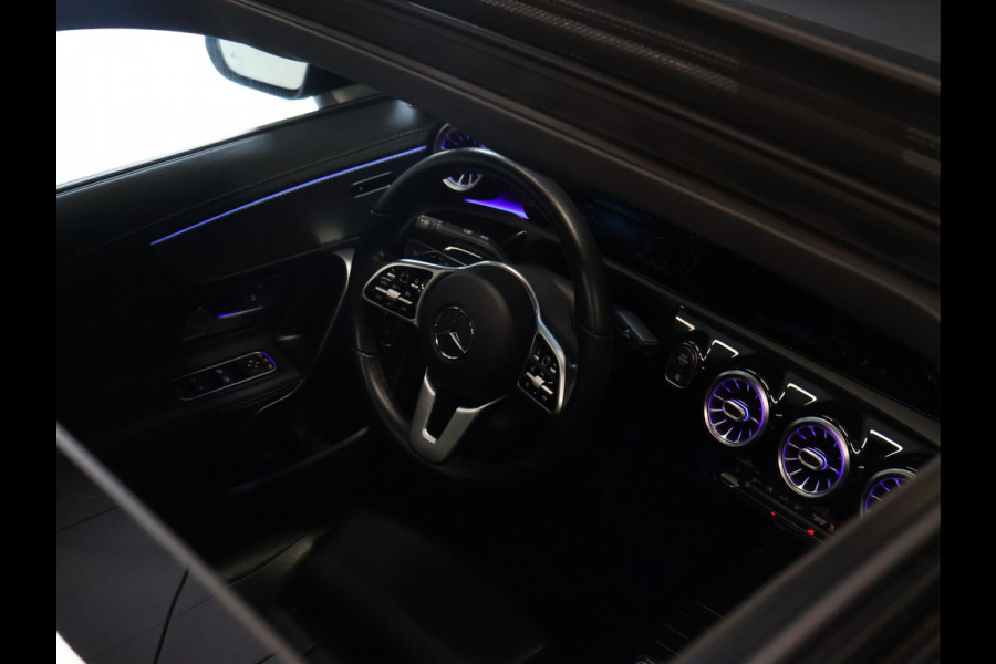 Mercedes-Benz CLA-Klasse 200 Business Solution Progressive [SCHUIFKANTELDAK, CAMERA, PDC 360+, APPLE CARPLAY, ANDROID AUTO, STOELVERWARMING, CRUISE CONTROL, FLIPPERS, AUTO AIRCO, NAVIGATIE, NIEUWSTAAT]