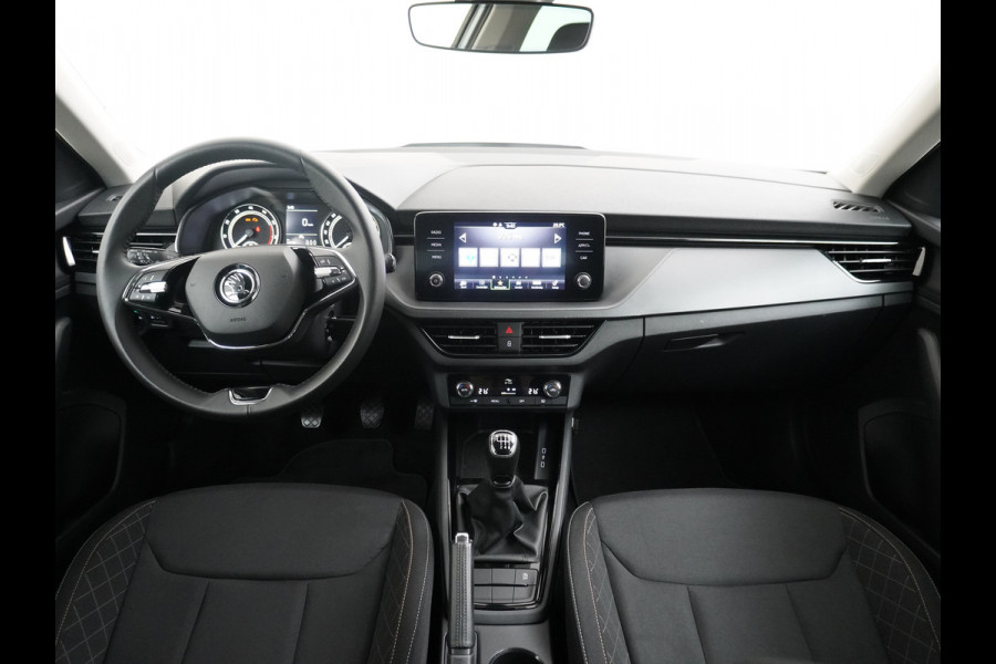 Škoda Kamiq T 111pk Smartlink Usb Pdc CruiseControl Ecc Dakrails Led Lane/Front-Assist Isofix Dab 4xElek.Ramen VerwarmdeSpiegels Aut.Verlichting VerstelbareStoelen/Stuur 16''LM NL-auto Hoge Instap Ambition 1.0 TSI