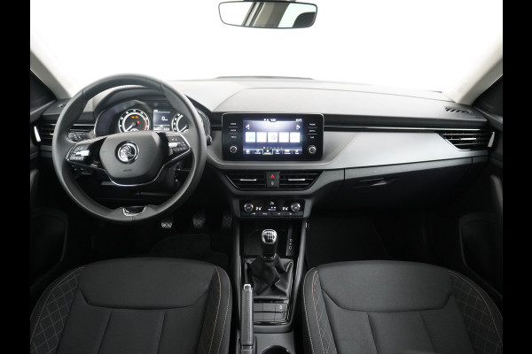 Škoda Kamiq T 111pk Smartlink Usb Pdc CruiseControl Ecc Dakrails Led Lane/Front-Assist Isofix Dab 4xElek.Ramen VerwarmdeSpiegels Aut.Verlichting VerstelbareStoelen/Stuur 16''LM NL-auto Hoge Instap Ambition 1.0 TSI