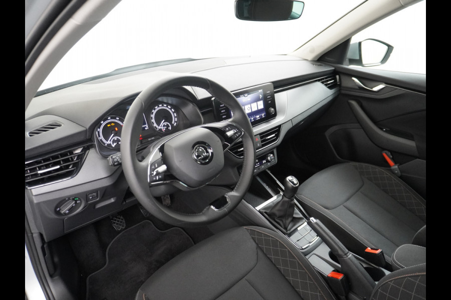 Škoda Kamiq T 111pk Smartlink Usb Pdc CruiseControl Ecc Dakrails Led Lane/Front-Assist Isofix Dab 4xElek.Ramen VerwarmdeSpiegels Aut.Verlichting VerstelbareStoelen/Stuur 16''LM NL-auto Hoge Instap Ambition 1.0 TSI