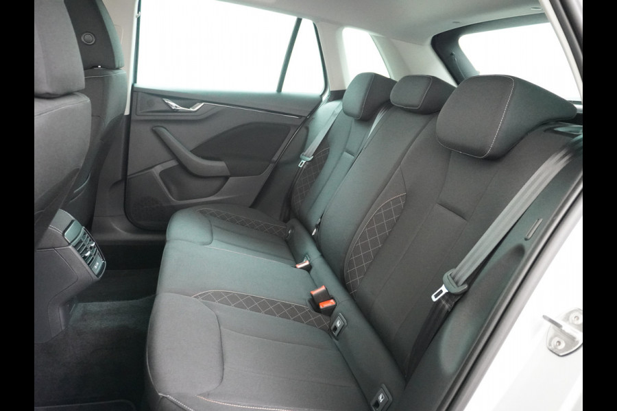 Škoda Kamiq T 111pk Smartlink Usb Pdc CruiseControl Ecc Dakrails Led Lane/Front-Assist Isofix Dab 4xElek.Ramen VerwarmdeSpiegels Aut.Verlichting VerstelbareStoelen/Stuur 16''LM NL-auto Hoge Instap Ambition 1.0 TSI