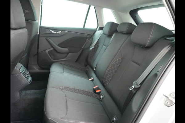 Škoda Kamiq T 111pk Smartlink Usb Pdc CruiseControl Ecc Dakrails Led Lane/Front-Assist Isofix Dab 4xElek.Ramen VerwarmdeSpiegels Aut.Verlichting VerstelbareStoelen/Stuur 16''LM NL-auto Hoge Instap Ambition 1.0 TSI