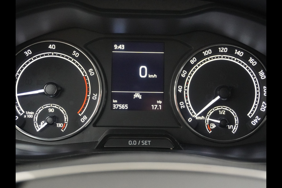 Škoda Kamiq T 111pk Smartlink Usb Pdc CruiseControl Ecc Dakrails Led Lane/Front-Assist Isofix Dab 4xElek.Ramen VerwarmdeSpiegels Aut.Verlichting VerstelbareStoelen/Stuur 16''LM NL-auto Hoge Instap Ambition 1.0 TSI