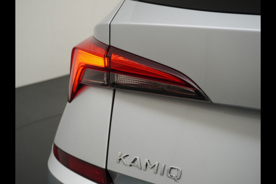 Škoda Kamiq T 111pk Smartlink Usb Pdc CruiseControl Ecc Dakrails Led Lane/Front-Assist Isofix Dab 4xElek.Ramen VerwarmdeSpiegels Aut.Verlichting VerstelbareStoelen/Stuur 16''LM NL-auto Hoge Instap Ambition 1.0 TSI