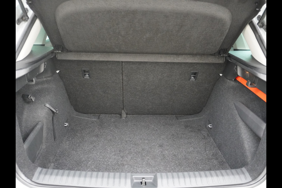 Škoda Kamiq T 111pk Smartlink Usb Pdc CruiseControl Ecc Dakrails Led Lane/Front-Assist Isofix Dab 4xElek.Ramen VerwarmdeSpiegels Aut.Verlichting VerstelbareStoelen/Stuur 16''LM NL-auto Hoge Instap Ambition 1.0 TSI