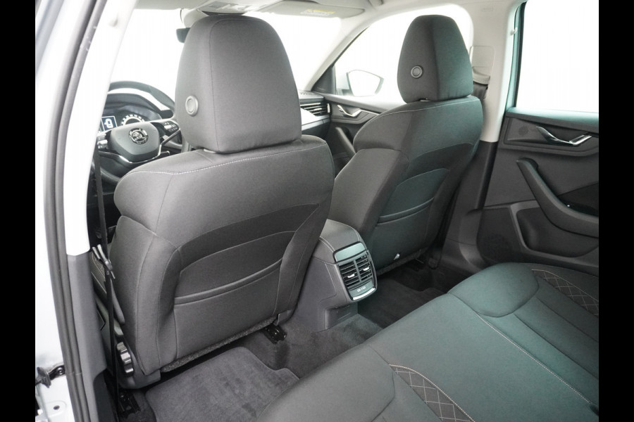 Škoda Kamiq T 111pk Smartlink Usb Pdc CruiseControl Ecc Dakrails Led Lane/Front-Assist Isofix Dab 4xElek.Ramen VerwarmdeSpiegels Aut.Verlichting VerstelbareStoelen/Stuur 16''LM NL-auto Hoge Instap Ambition 1.0 TSI