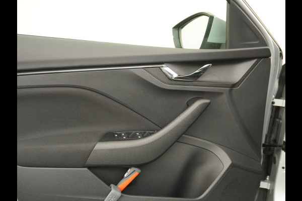 Škoda Kamiq T 111pk Smartlink Usb Pdc CruiseControl Ecc Dakrails Led Lane/Front-Assist Isofix Dab 4xElek.Ramen VerwarmdeSpiegels Aut.Verlichting VerstelbareStoelen/Stuur 16''LM NL-auto Hoge Instap Ambition 1.0 TSI