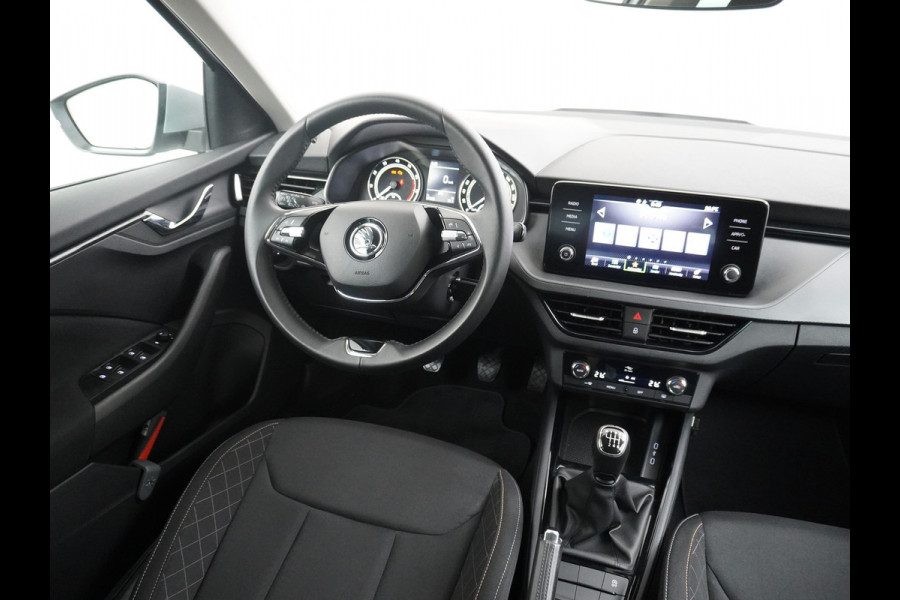 Škoda Kamiq T 111pk Smartlink Usb Pdc CruiseControl Ecc Dakrails Led Lane/Front-Assist Isofix Dab 4xElek.Ramen VerwarmdeSpiegels Aut.Verlichting VerstelbareStoelen/Stuur 16''LM NL-auto Hoge Instap Ambition 1.0 TSI