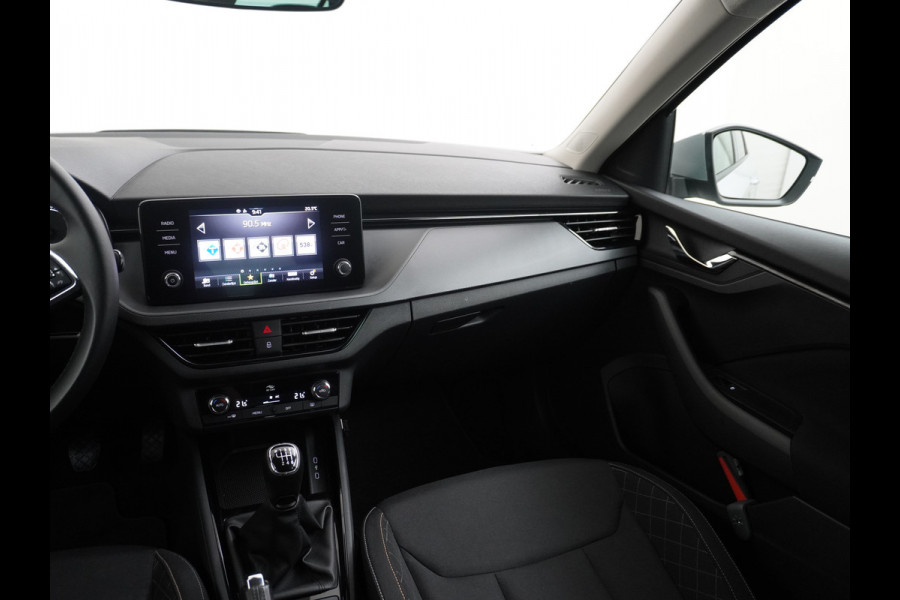 Škoda Kamiq T 111pk Smartlink Usb Pdc CruiseControl Ecc Dakrails Led Lane/Front-Assist Isofix Dab 4xElek.Ramen VerwarmdeSpiegels Aut.Verlichting VerstelbareStoelen/Stuur 16''LM NL-auto Hoge Instap Ambition 1.0 TSI
