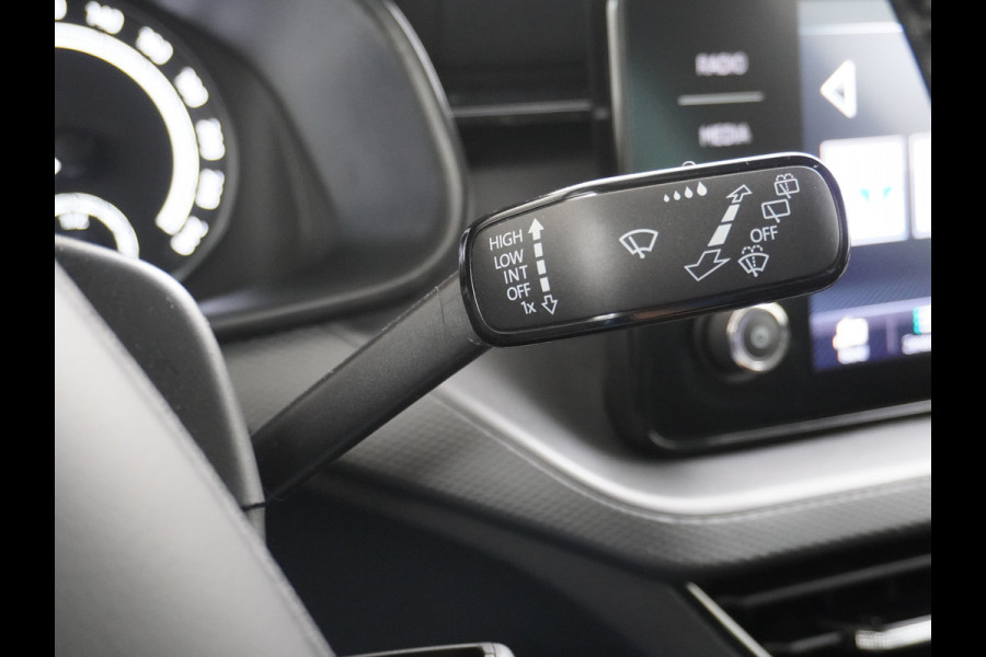 Škoda Kamiq T 111pk Smartlink Usb Pdc CruiseControl Ecc Dakrails Led Lane/Front-Assist Isofix Dab 4xElek.Ramen VerwarmdeSpiegels Aut.Verlichting VerstelbareStoelen/Stuur 16''LM NL-auto Hoge Instap Ambition 1.0 TSI