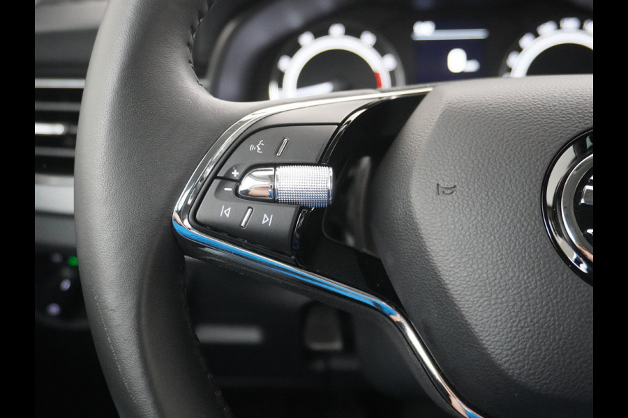 Škoda Kamiq T 111pk Smartlink Usb Pdc CruiseControl Ecc Dakrails Led Lane/Front-Assist Isofix Dab 4xElek.Ramen VerwarmdeSpiegels Aut.Verlichting VerstelbareStoelen/Stuur 16''LM NL-auto Hoge Instap Ambition 1.0 TSI