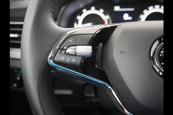 Škoda Kamiq T 111pk Smartlink Usb Pdc CruiseControl Ecc Dakrails Led Lane/Front-Assist Isofix Dab 4xElek.Ramen VerwarmdeSpiegels Aut.Verlichting VerstelbareStoelen/Stuur 16''LM NL-auto Hoge Instap Ambition 1.0 TSI