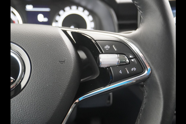 Škoda Kamiq T 111pk Smartlink Usb Pdc CruiseControl Ecc Dakrails Led Lane/Front-Assist Isofix Dab 4xElek.Ramen VerwarmdeSpiegels Aut.Verlichting VerstelbareStoelen/Stuur 16''LM NL-auto Hoge Instap Ambition 1.0 TSI