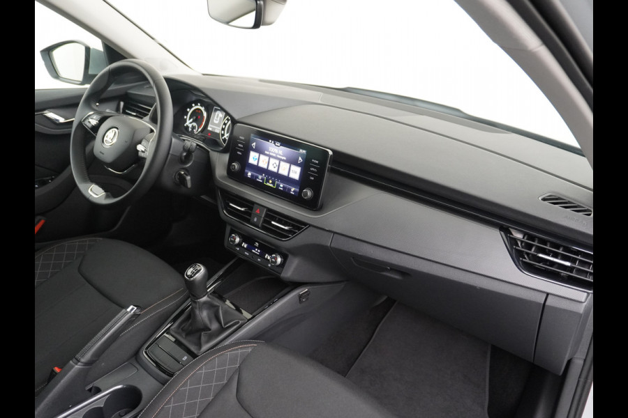 Škoda Kamiq T 111pk Smartlink Usb Pdc CruiseControl Ecc Dakrails Led Lane/Front-Assist Isofix Dab 4xElek.Ramen VerwarmdeSpiegels Aut.Verlichting VerstelbareStoelen/Stuur 16''LM NL-auto Hoge Instap Ambition 1.0 TSI