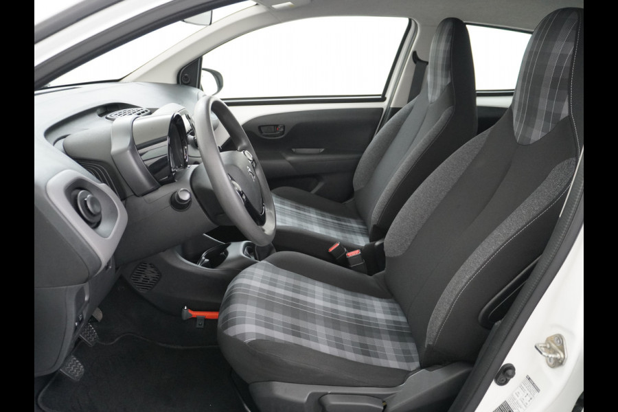 Peugeot 108 73pk 5drs 1.0 e-VTi Airco Bluetooth Isofix Led Usb Elek.Ramen Mistlampen Esp  Active DealerOnderhouden NL-auto € 23,- Wegenbelasting p/m