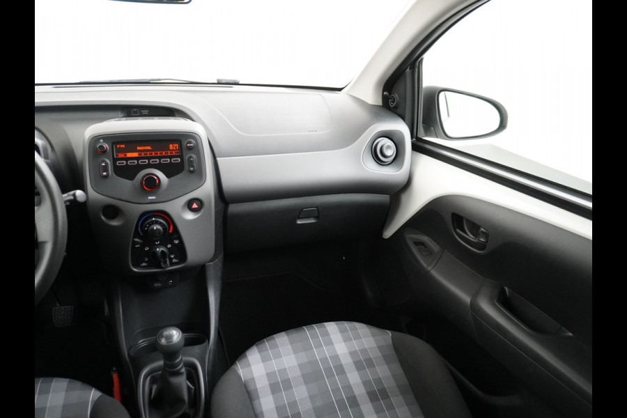 Peugeot 108 73pk 5drs 1.0 e-VTi Airco Bluetooth Isofix Led Usb Elek.Ramen Mistlampen Esp  Active DealerOnderhouden NL-auto € 23,- Wegenbelasting p/m