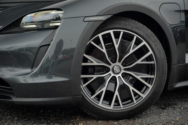 Porsche Taycan Cross Turismo 4 93 kWh / Dual Screen / Pano / Sportstoelen / Warmtepomp