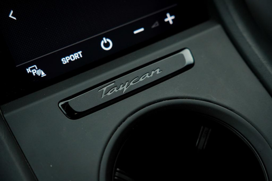 Porsche Taycan Cross Turismo 4 93 kWh / Dual Screen / Pano / Sportstoelen / Warmtepomp