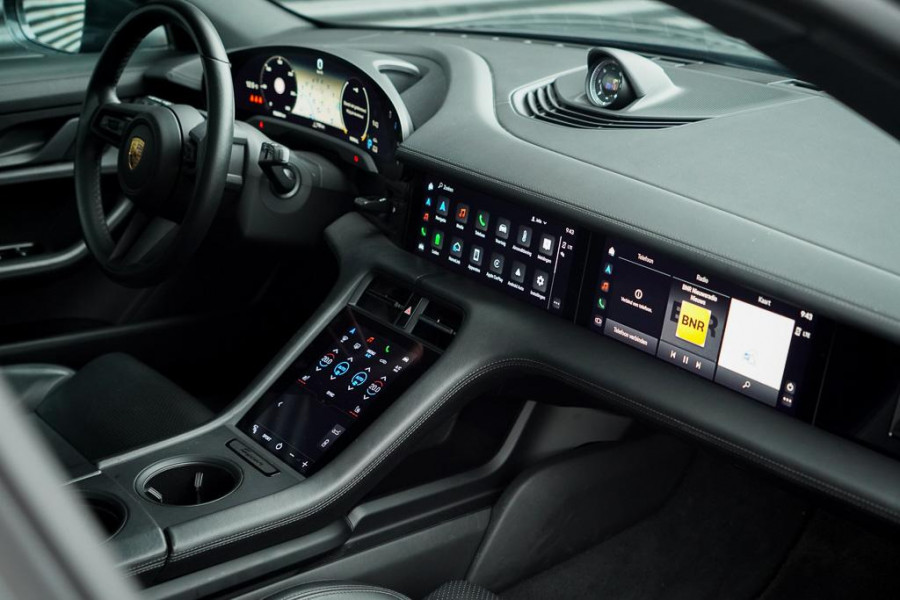 Porsche Taycan Cross Turismo 4 93 kWh / Dual Screen / Pano / Sportstoelen / Warmtepomp