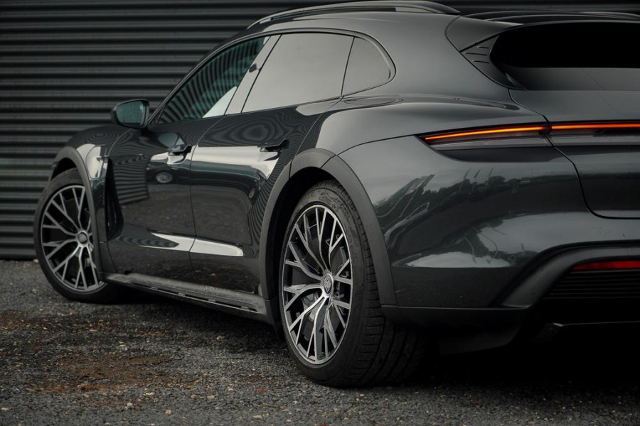 Porsche Taycan Cross Turismo 4 93 kWh / Dual Screen / Pano / Sportstoelen / Warmtepomp