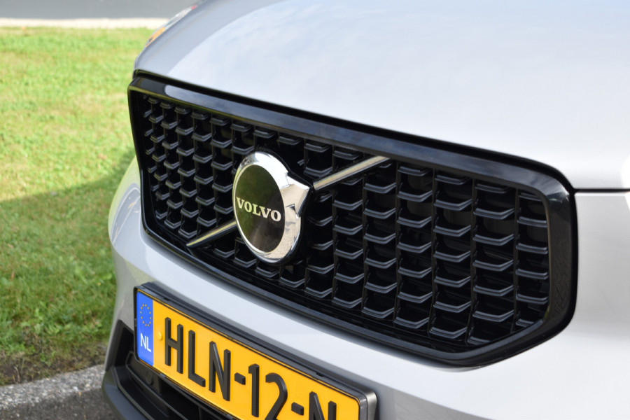 Volvo XC40 B4 211Pk Automaat Plus Dark Trekhaak | ACC | Blis | H&K | Camera | Elektr. Stoel | Stoel-Stuur Verwarming