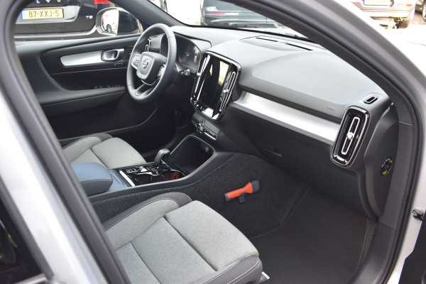 Volvo XC40 B4 211Pk Automaat Plus Dark Trekhaak | ACC | Blis | H&K | Camera | Elektr. Stoel | Stoel-Stuur Verwarming
