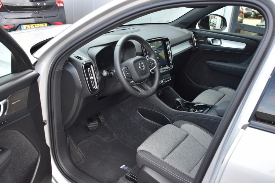 Volvo XC40 B4 211Pk Automaat Plus Dark Trekhaak | ACC | Blis | H&K | Camera | Elektr. Stoel | Stoel-Stuur Verwarming