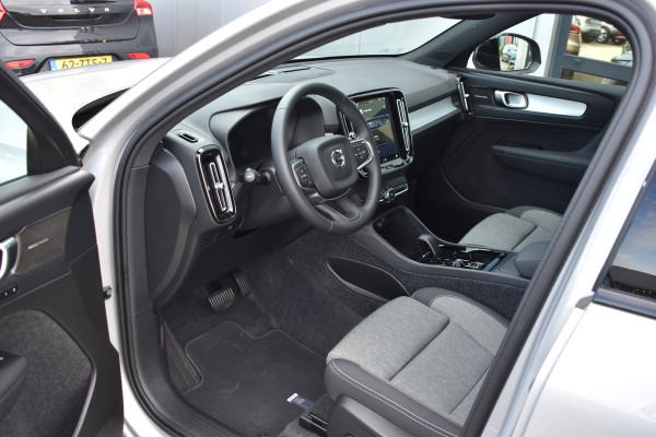 Volvo XC40 B4 211Pk Automaat Plus Dark Trekhaak | ACC | Blis | H&K | Camera | Elektr. Stoel | Stoel-Stuur Verwarming