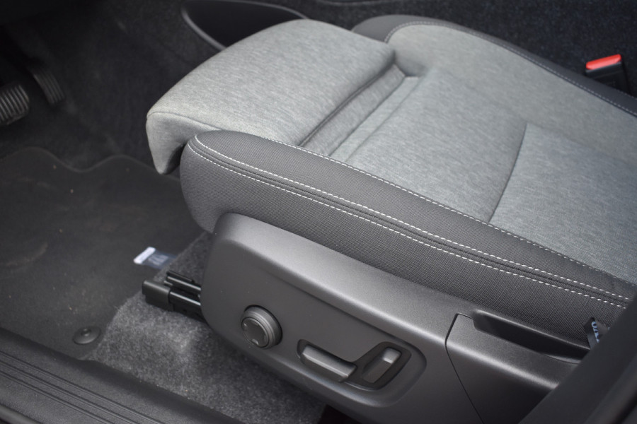 Volvo XC40 B4 211Pk Automaat Plus Dark Trekhaak | ACC | Blis | H&K | Camera | Elektr. Stoel | Stoel-Stuur Verwarming