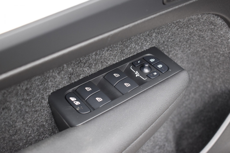 Volvo XC40 B4 211Pk Automaat Plus Dark Trekhaak | ACC | Blis | H&K | Camera | Elektr. Stoel | Stoel-Stuur Verwarming