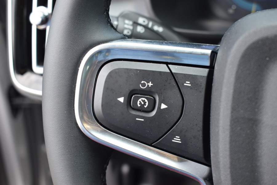 Volvo XC40 B4 211Pk Automaat Plus Dark Trekhaak | ACC | Blis | H&K | Camera | Elektr. Stoel | Stoel-Stuur Verwarming