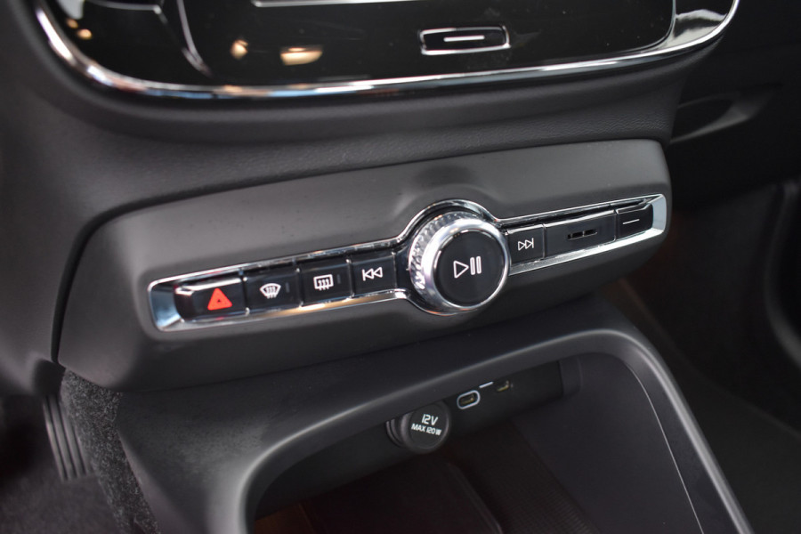 Volvo XC40 B4 211Pk Automaat Plus Dark Trekhaak | ACC | Blis | H&K | Camera | Elektr. Stoel | Stoel-Stuur Verwarming