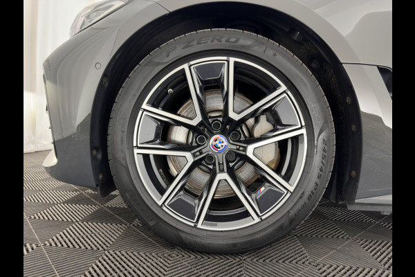 BMW i4 eDrive40 84 kWh M-Sportpack [ 3-Fase ] { SOH-95%} (INCL-BTW) *LEATHER-ALCANTARA | FULL-LED | ADAPTIVE-CRUISE | WIDE-SCREEN-DIGI-COCKPIT | DAB+ | CAMERA | AMBIENT-LIGHT | CARPLAY | SPORT-SEATS | PRIVACY-GLASS | TOWBAR | 18''ALU*