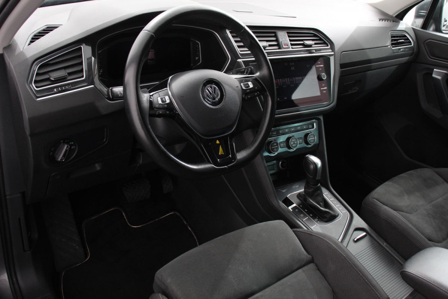 Volkswagen Tiguan 1.5 TSI 150pk DSG Highline | Navigatie | Apple Carplay/Android Auto | Adaptive cruise control | Parkeersensoren | Camera | Park Assist | Lane Assist | Stoel- en stuurverwarming | Getinte ramen | Virtual Cockpit |  LED-verlichting voor