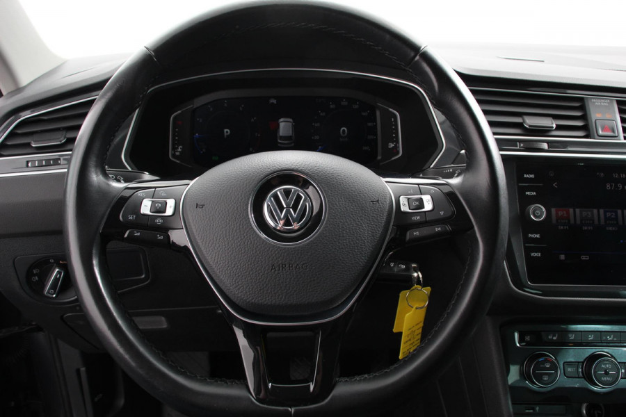 Volkswagen Tiguan 1.5 TSI 150pk DSG Highline | Navigatie | Apple Carplay/Android Auto | Adaptive cruise control | Parkeersensoren | Camera | Park Assist | Lane Assist | Stoel- en stuurverwarming | Getinte ramen | Virtual Cockpit |  LED-verlichting voor