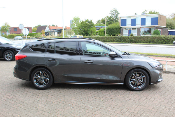Ford FOCUS Wagon 1.0-125pk EcoBoost ST-Line AUTOMAAT ! Heel erg nette en goed onderhouden Ford Focus ST-Line wagon automaat. Volautm. airco dual, stoel-, stuur- en voorraamverw., camera, trekhaak, navigatie, telefoonvoorb., LM wln, cruise cntrl, skiluik etc., etc.... Ford FOCUS Wagon 1.0-125pk EcoBoost ST-Line AUTOMAAT ! Heel erg nette en goed onderhouden Ford Focus ST-Line wagon automaat. Volautm. airco dual, stoel-, stuur- en voorraamverw., camera, trekhaak, navigatie, telefoonvoorb., LM wln, cruise cntrl, skiluik etc., etc....