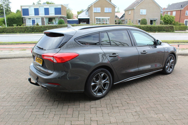 Ford FOCUS Wagon 1.0-125pk EcoBoost ST-Line AUTOMAAT ! Heel erg nette en goed onderhouden Ford Focus ST-Line wagon automaat. Volautm. airco dual, stoel-, stuur- en voorraamverw., camera, trekhaak, navigatie, telefoonvoorb., LM wln, cruise cntrl, skiluik etc., etc.... Ford FOCUS Wagon 1.0-125pk EcoBoost ST-Line AUTOMAAT ! Heel erg nette en goed onderhouden Ford Focus ST-Line wagon automaat. Volautm. airco dual, stoel-, stuur- en voorraamverw., camera, trekhaak, navigatie, telefoonvoorb., LM wln, cruise cntrl, skiluik etc., etc....