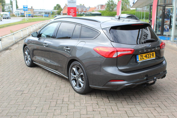 Ford FOCUS Wagon 1.0-125pk EcoBoost ST-Line AUTOMAAT ! Heel erg nette en goed onderhouden Ford Focus ST-Line wagon automaat. Volautm. airco dual, stoel-, stuur- en voorraamverw., camera, trekhaak, navigatie, telefoonvoorb., LM wln, cruise cntrl, skiluik etc., etc.... Ford FOCUS Wagon 1.0-125pk EcoBoost ST-Line AUTOMAAT ! Heel erg nette en goed onderhouden Ford Focus ST-Line wagon automaat. Volautm. airco dual, stoel-, stuur- en voorraamverw., camera, trekhaak, navigatie, telefoonvoorb., LM wln, cruise cntrl, skiluik etc., etc....