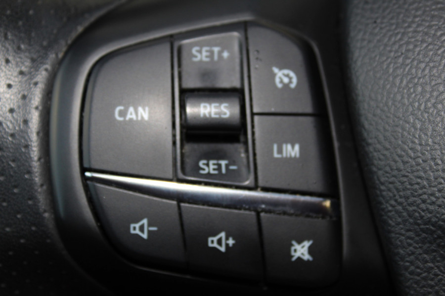Ford FOCUS Wagon 1.0-125pk EcoBoost ST-Line AUTOMAAT ! Heel erg nette en goed onderhouden Ford Focus ST-Line wagon automaat. Volautm. airco dual, stoel-, stuur- en voorraamverw., camera, trekhaak, navigatie, telefoonvoorb., LM wln, cruise cntrl, skiluik etc., etc.... Ford FOCUS Wagon 1.0-125pk EcoBoost ST-Line AUTOMAAT ! Heel erg nette en goed onderhouden Ford Focus ST-Line wagon automaat. Volautm. airco dual, stoel-, stuur- en voorraamverw., camera, trekhaak, navigatie, telefoonvoorb., LM wln, cruise cntrl, skiluik etc., etc....