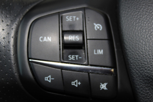 Ford FOCUS Wagon 1.0-125pk EcoBoost ST-Line AUTOMAAT ! Heel erg nette en goed onderhouden Ford Focus ST-Line wagon automaat. Volautm. airco dual, stoel-, stuur- en voorraamverw., camera, trekhaak, navigatie, telefoonvoorb., LM wln, cruise cntrl, skiluik etc., etc.... Ford FOCUS Wagon 1.0-125pk EcoBoost ST-Line AUTOMAAT ! Heel erg nette en goed onderhouden Ford Focus ST-Line wagon automaat. Volautm. airco dual, stoel-, stuur- en voorraamverw., camera, trekhaak, navigatie, telefoonvoorb., LM wln, cruise cntrl, skiluik etc., etc....