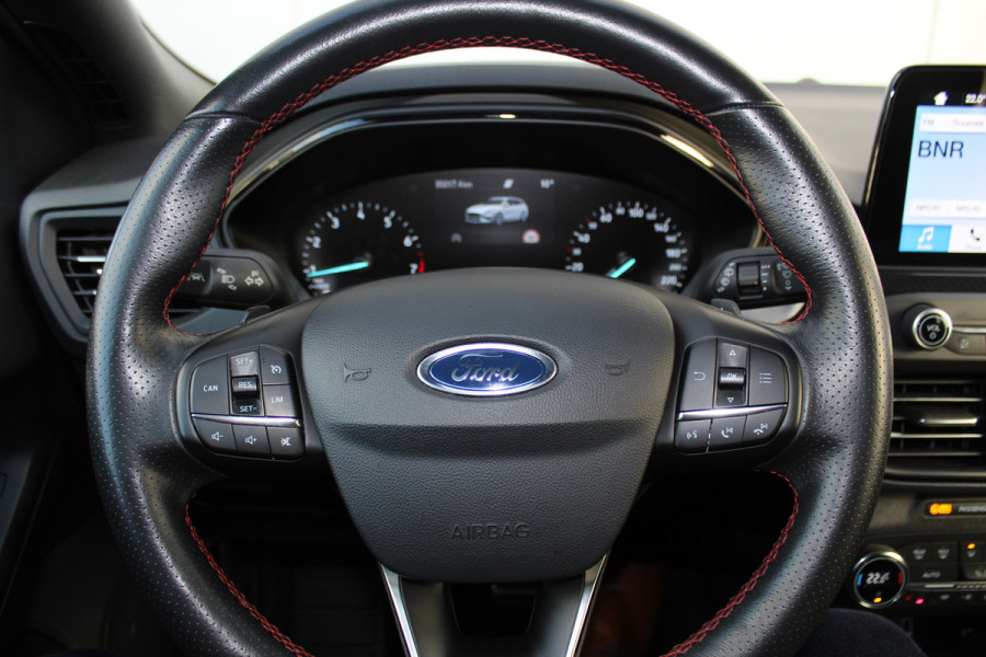 Ford FOCUS Wagon 1.0-125pk EcoBoost ST-Line AUTOMAAT ! Heel erg nette en goed onderhouden Ford Focus ST-Line wagon automaat. Volautm. airco dual, stoel-, stuur- en voorraamverw., camera, trekhaak, navigatie, telefoonvoorb., LM wln, cruise cntrl, skiluik etc., etc.... Ford FOCUS Wagon 1.0-125pk EcoBoost ST-Line AUTOMAAT ! Heel erg nette en goed onderhouden Ford Focus ST-Line wagon automaat. Volautm. airco dual, stoel-, stuur- en voorraamverw., camera, trekhaak, navigatie, telefoonvoorb., LM wln, cruise cntrl, skiluik etc., etc....