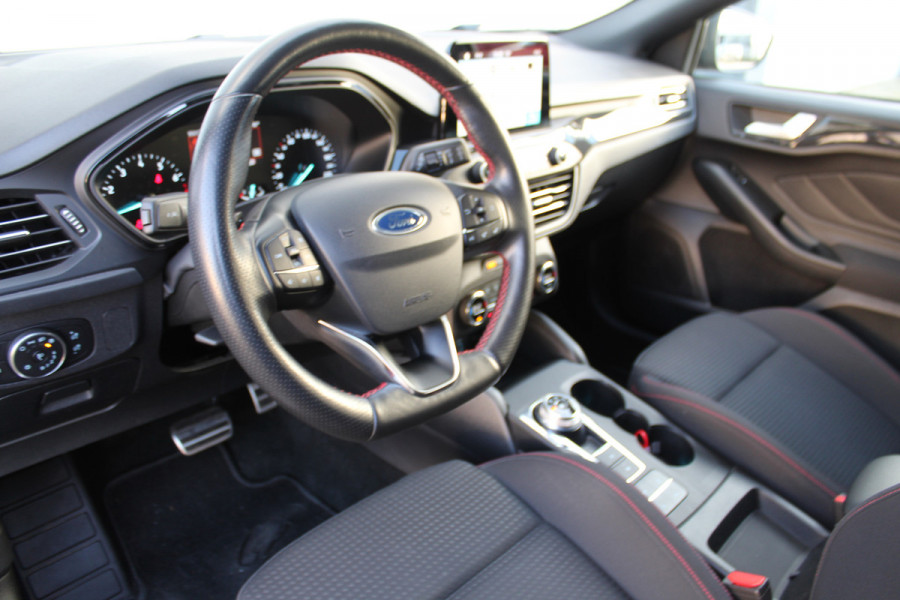 Ford FOCUS Wagon 1.0-125pk EcoBoost ST-Line AUTOMAAT ! Heel erg nette en goed onderhouden Ford Focus ST-Line wagon automaat. Volautm. airco dual, stoel-, stuur- en voorraamverw., camera, trekhaak, navigatie, telefoonvoorb., LM wln, cruise cntrl, skiluik etc., etc.... Ford FOCUS Wagon 1.0-125pk EcoBoost ST-Line AUTOMAAT ! Heel erg nette en goed onderhouden Ford Focus ST-Line wagon automaat. Volautm. airco dual, stoel-, stuur- en voorraamverw., camera, trekhaak, navigatie, telefoonvoorb., LM wln, cruise cntrl, skiluik etc., etc....