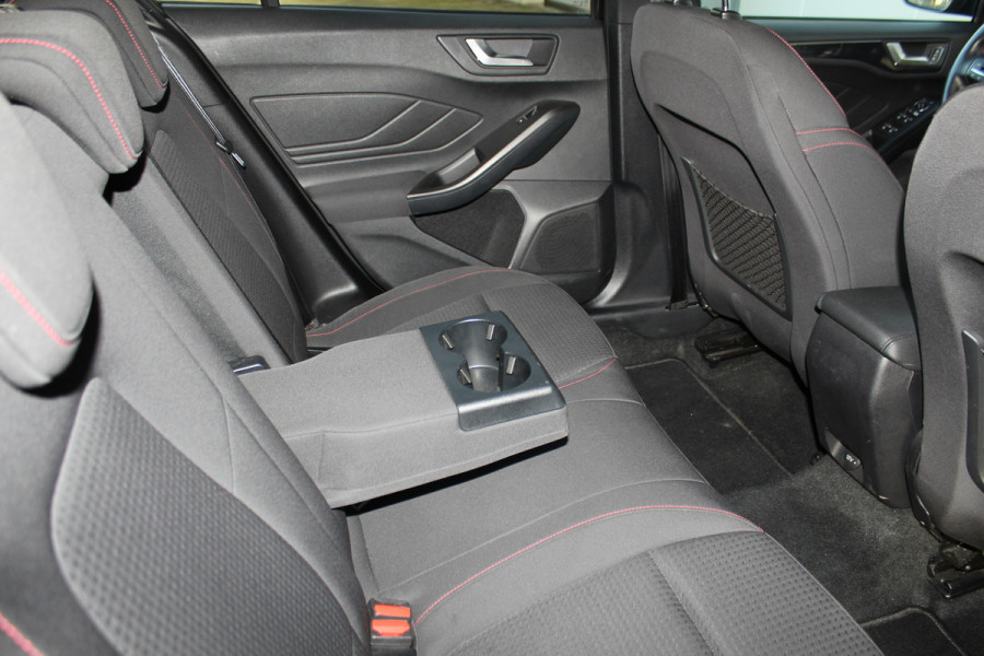 Ford FOCUS Wagon 1.0-125pk EcoBoost ST-Line AUTOMAAT ! Heel erg nette en goed onderhouden Ford Focus ST-Line wagon automaat. Volautm. airco dual, stoel-, stuur- en voorraamverw., camera, trekhaak, navigatie, telefoonvoorb., LM wln, cruise cntrl, skiluik etc., etc.... Ford FOCUS Wagon 1.0-125pk EcoBoost ST-Line AUTOMAAT ! Heel erg nette en goed onderhouden Ford Focus ST-Line wagon automaat. Volautm. airco dual, stoel-, stuur- en voorraamverw., camera, trekhaak, navigatie, telefoonvoorb., LM wln, cruise cntrl, skiluik etc., etc....
